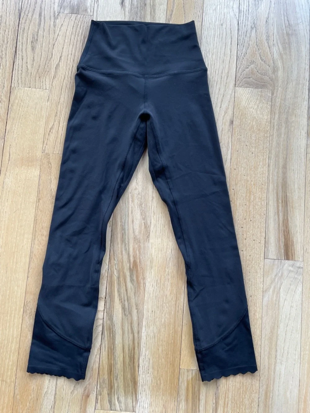 Lululemon Align Scalloped Hem High-Rise Crop 23", Size 2
Black - Picture 4 of 10